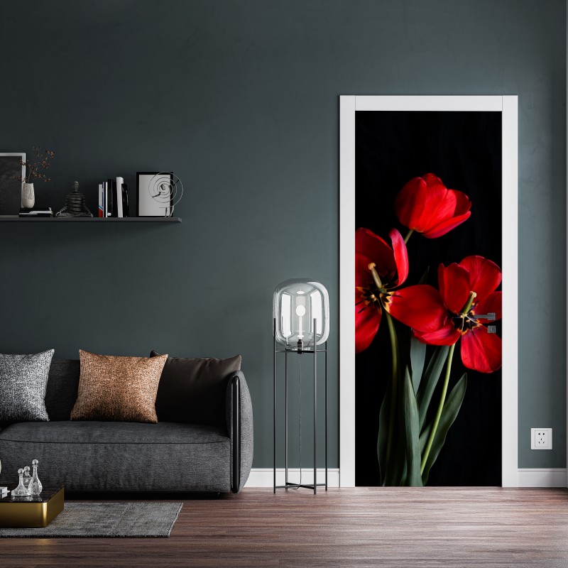 Naklejka na drzwi trzy czerwone tulipany na czarnym tle – Wallissimo® Naklejka na drzwi trzy czerwone tulipany na czarnym tle – Wallissimo®