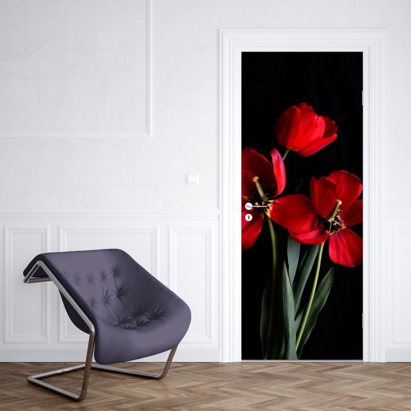 Naklejka na drzwi trzy czerwone tulipany na czarnym tle – Wallissimo® Naklejka na drzwi trzy czerwone tulipany na czarnym tle – Wallissimo®
