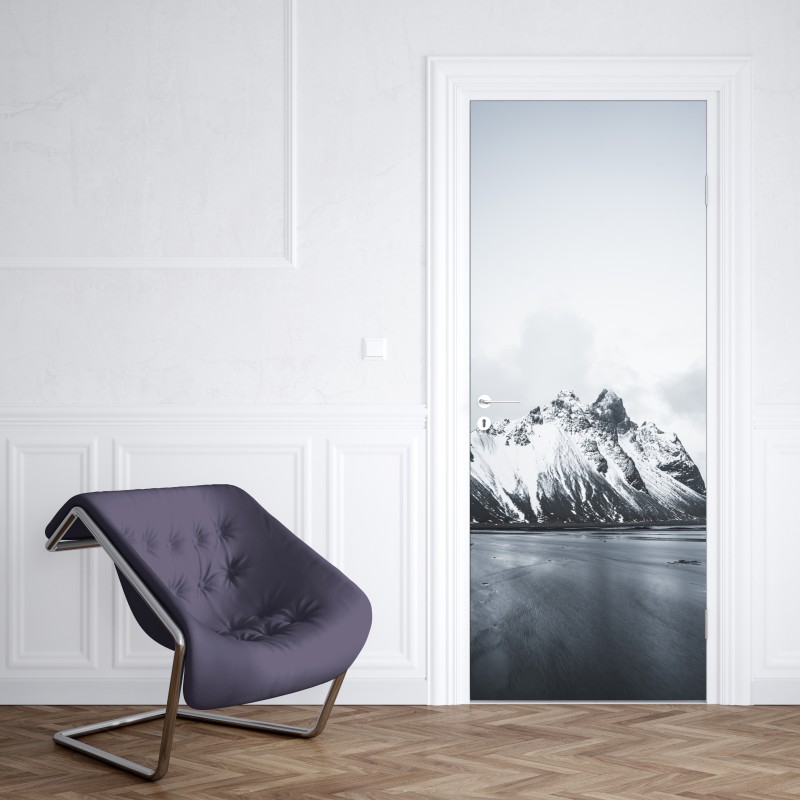 Naklejka na drzwi spokojny ośnieżony krajobraz górski nad morzem – Wallissimo® Naklejka na drzwi spokojny ośnieżony krajobraz górski nad morzem – Wallissimo®