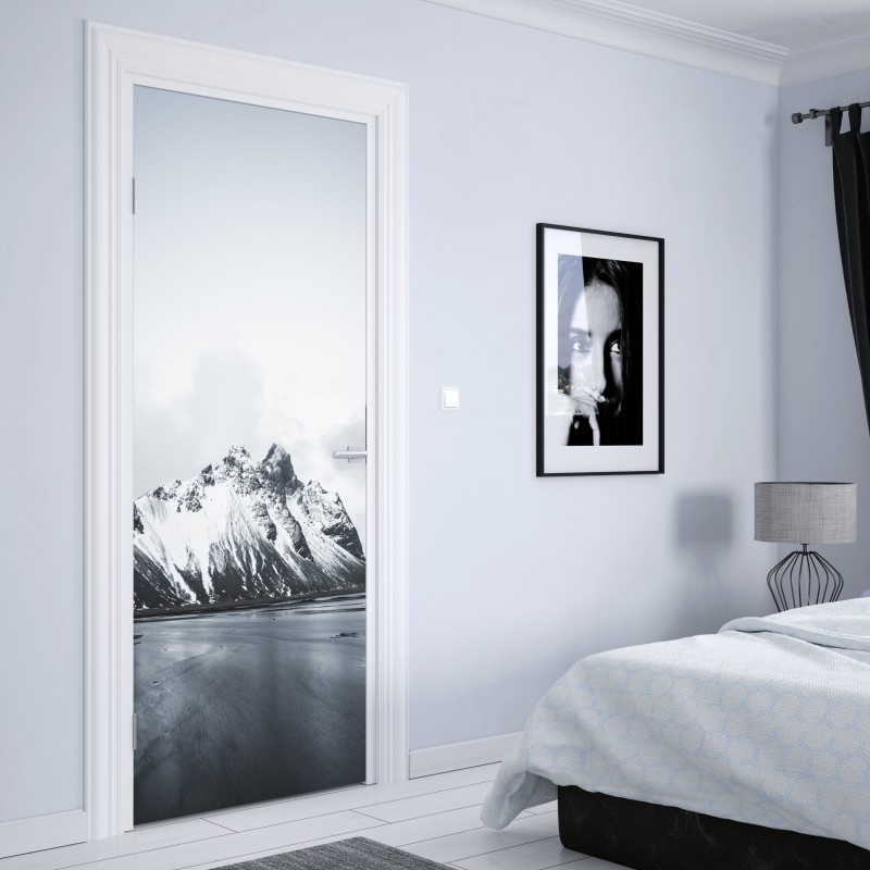 Naklejka na drzwi spokojny ośnieżony krajobraz górski nad morzem – Wallissimo® Naklejka na drzwi spokojny ośnieżony krajobraz górski nad morzem – Wallissimo®