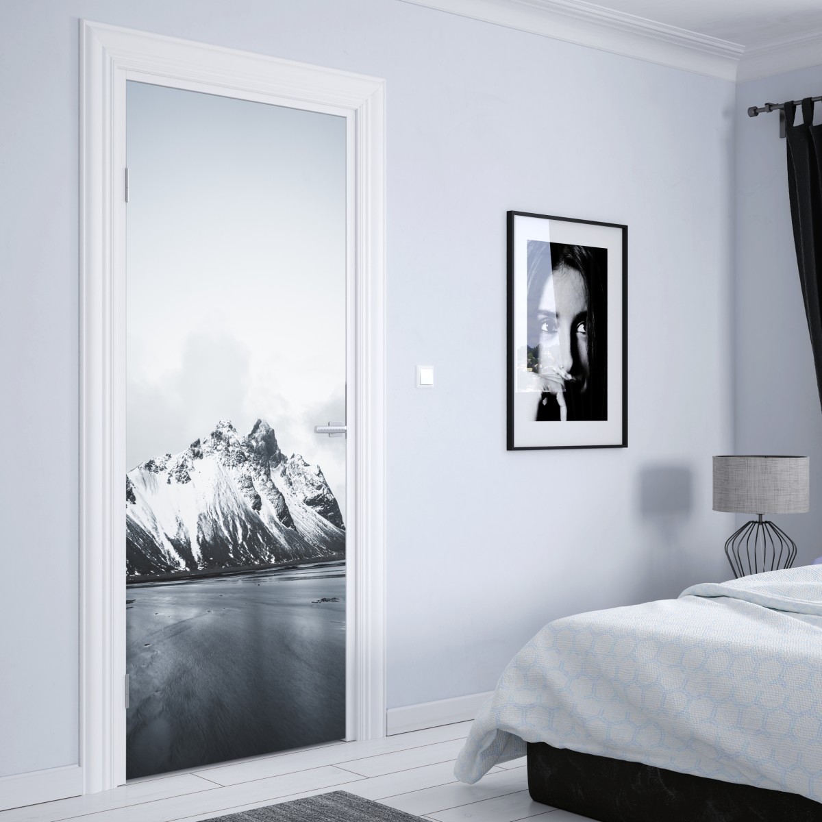 Naklejka na drzwi spokojny ośnieżony krajobraz górski nad morzem – Wallissimo® Naklejka na drzwi spokojny ośnieżony krajobraz górski nad morzem – Wallissimo®