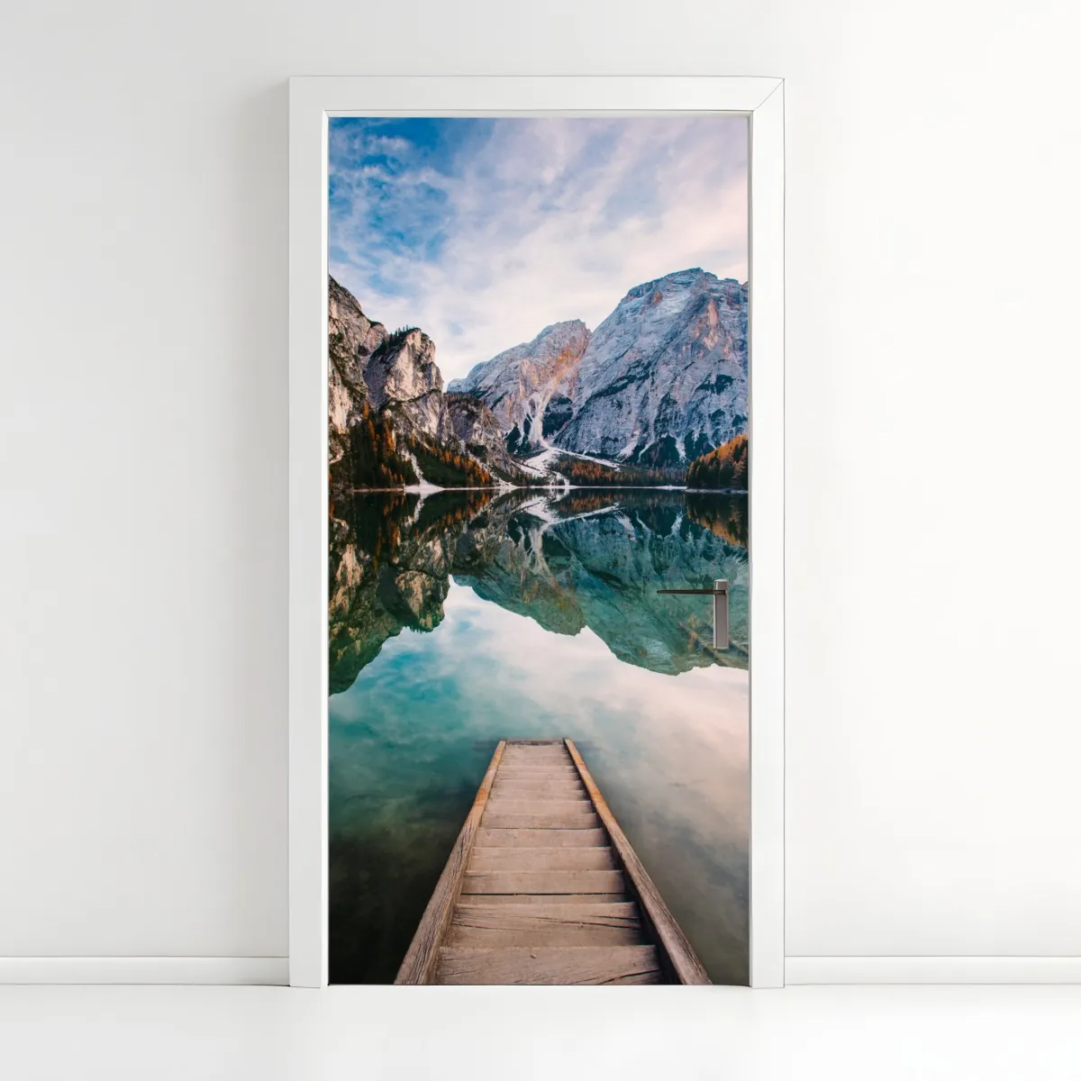 Naklejka na drzwi spokojne alpejskie jezioro z drewnianym pomostem – Wallissimo® Naklejka na drzwi spokojne alpejskie jezioro z drewnianym pomostem – Wallissimo®