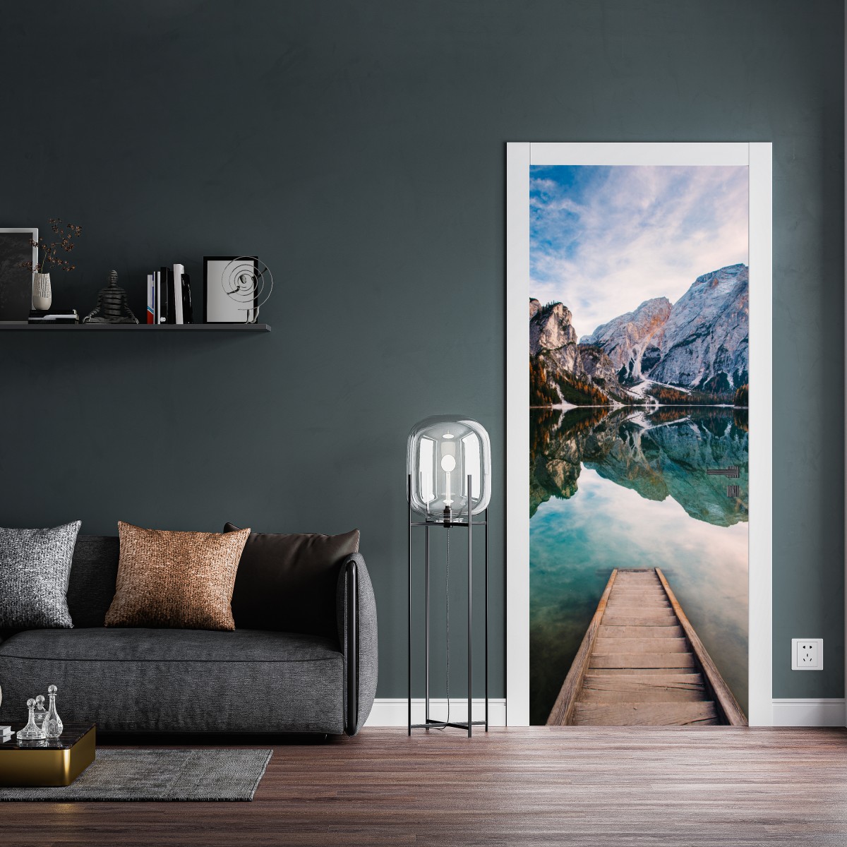 Naklejka na drzwi spokojne alpejskie jezioro z drewnianym pomostem – Wallissimo® Naklejka na drzwi spokojne alpejskie jezioro z drewnianym pomostem – Wallissimo®
