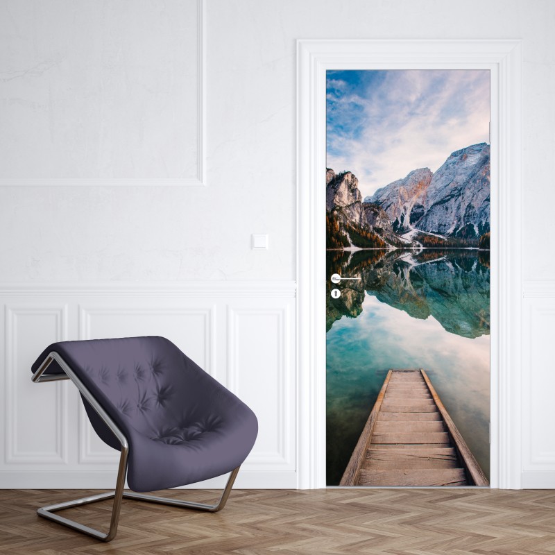 Naklejka na drzwi spokojne alpejskie jezioro z drewnianym pomostem – Wallissimo® Naklejka na drzwi spokojne alpejskie jezioro z drewnianym pomostem – Wallissimo®