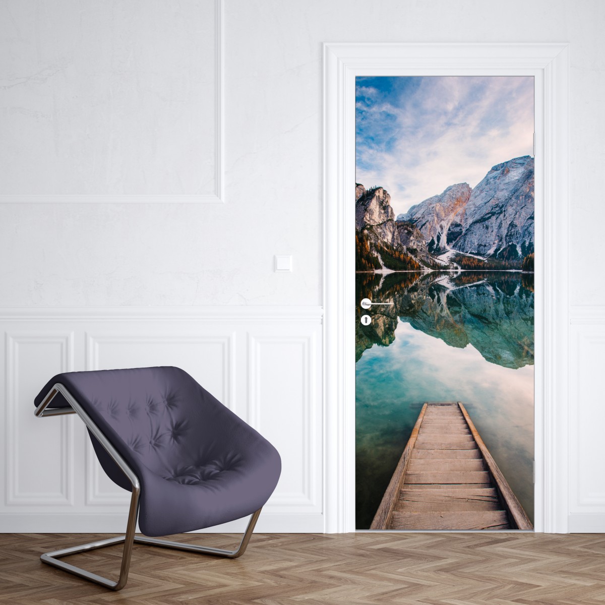 Naklejka na drzwi spokojne alpejskie jezioro z drewnianym pomostem – Wallissimo® Naklejka na drzwi spokojne alpejskie jezioro z drewnianym pomostem – Wallissimo®