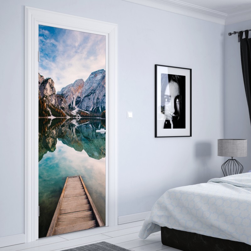 Naklejka na drzwi spokojne alpejskie jezioro z drewnianym pomostem – Wallissimo® Naklejka na drzwi spokojne alpejskie jezioro z drewnianym pomostem – Wallissimo®
