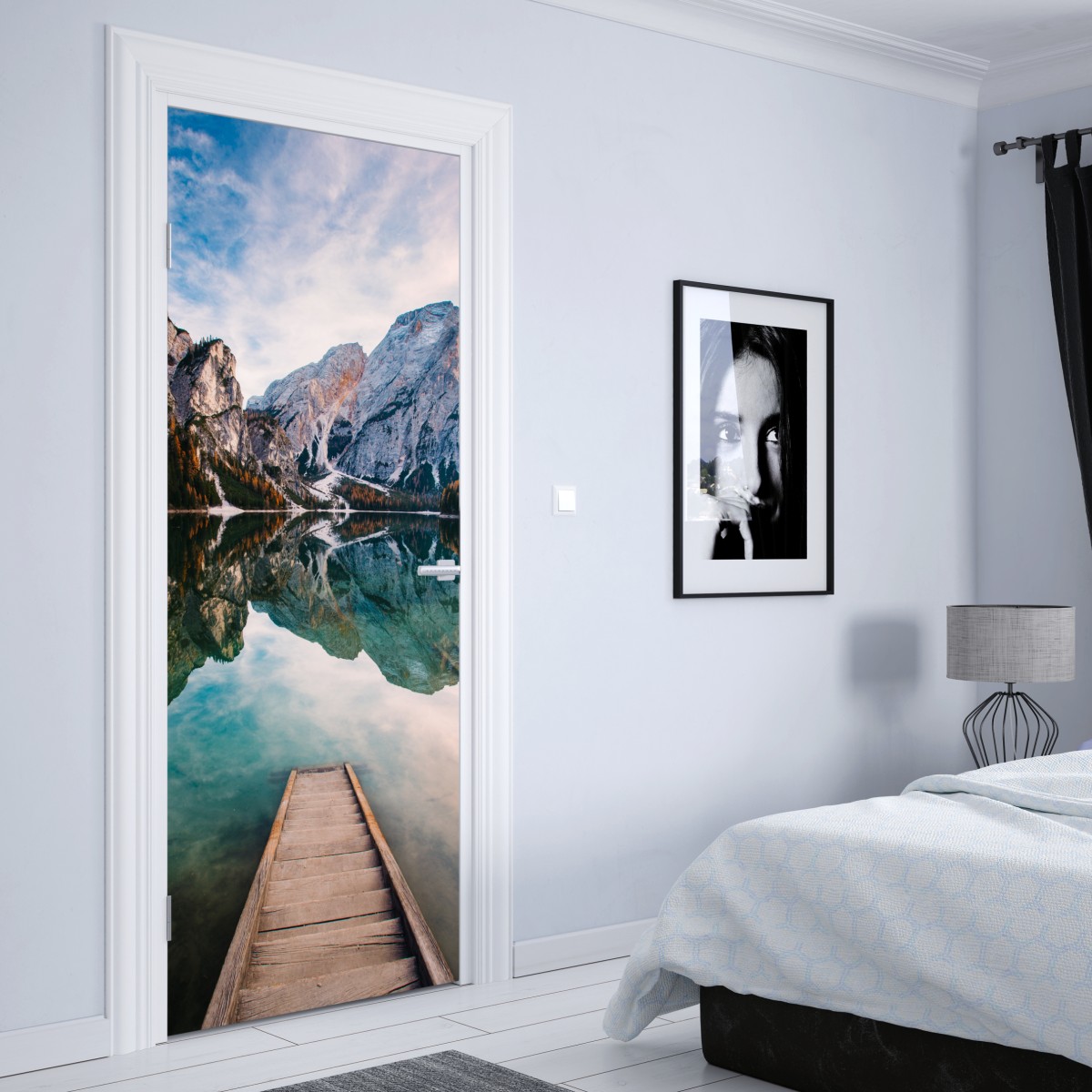 Naklejka na drzwi spokojne alpejskie jezioro z drewnianym pomostem – Wallissimo® Naklejka na drzwi spokojne alpejskie jezioro z drewnianym pomostem – Wallissimo®