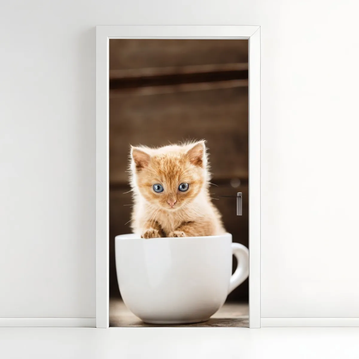 Naklejka na drzwi rudy kociak w filiżance – Wallissimo® Naklejka na drzwi rudy kociak w filiżance – Wallissimo®