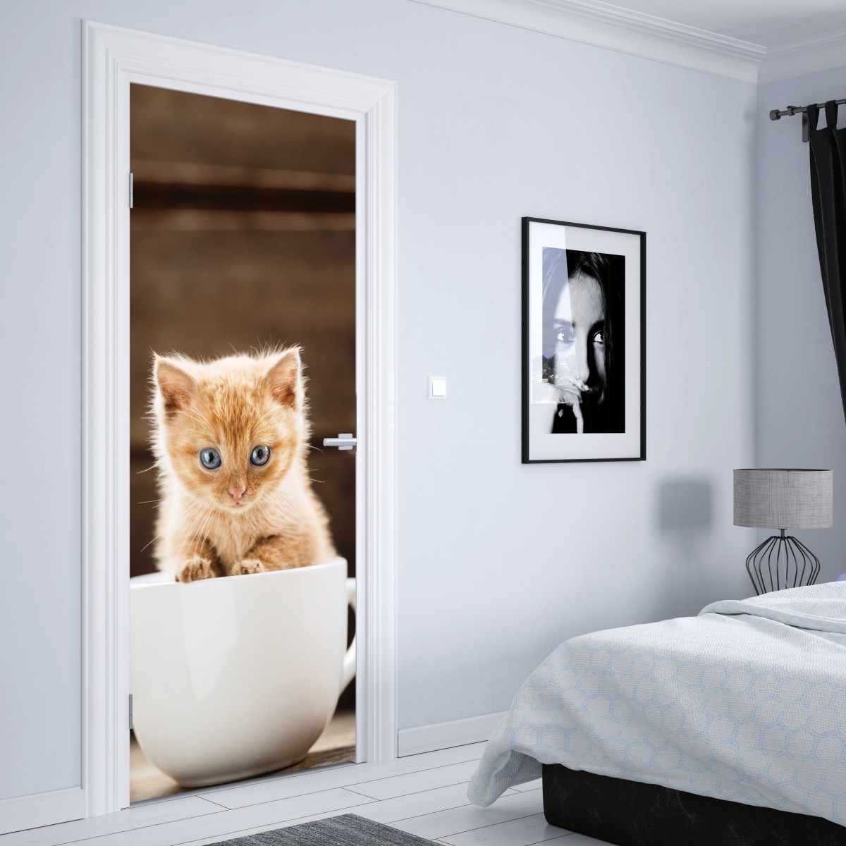 Naklejka na drzwi rudy kociak w filiżance – Wallissimo® Naklejka na drzwi rudy kociak w filiżance – Wallissimo®