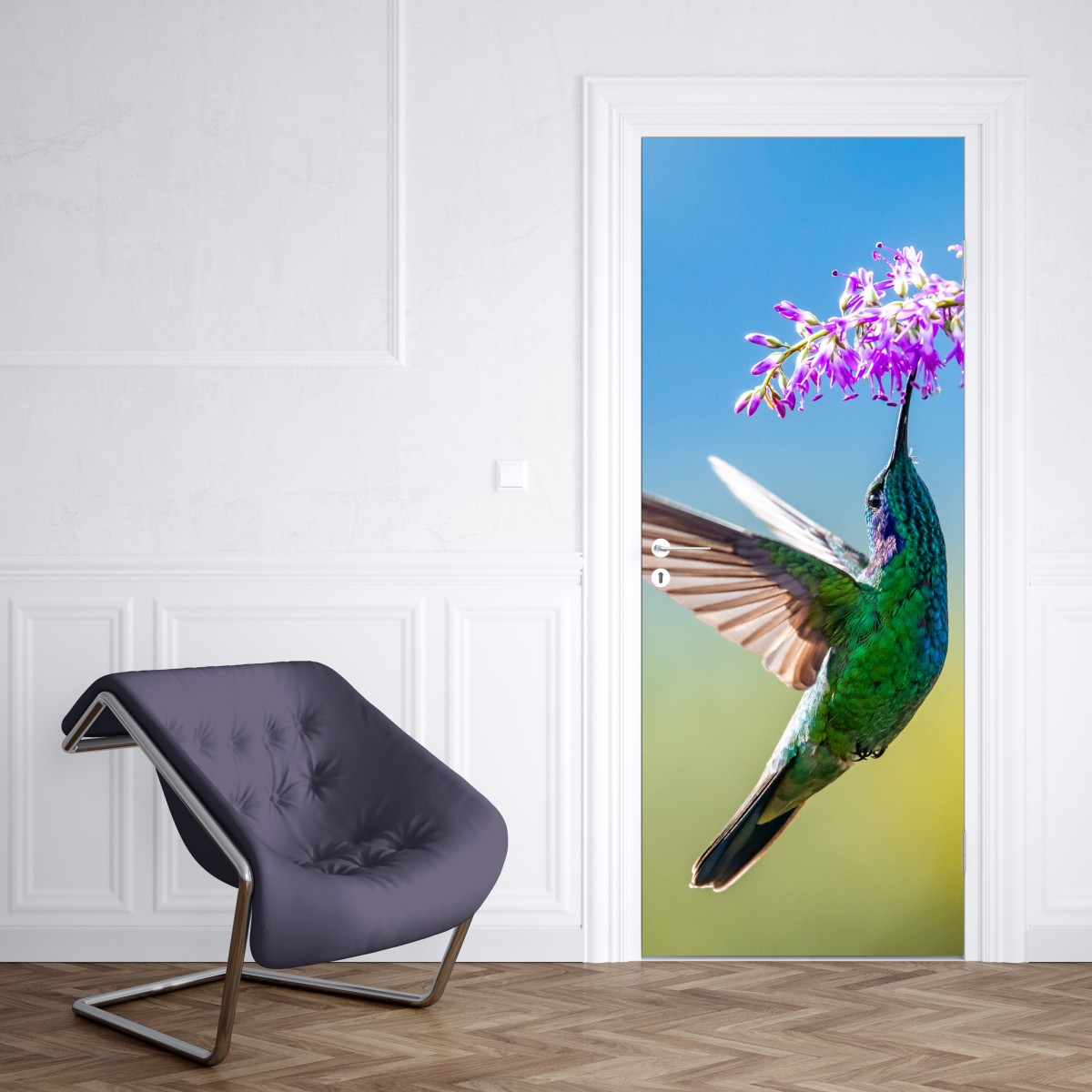 Naklejka na drzwi koliber przy fioletowym kwiecie – Wallissimo® Naklejka na drzwi koliber przy fioletowym kwiecie – Wallissimo®