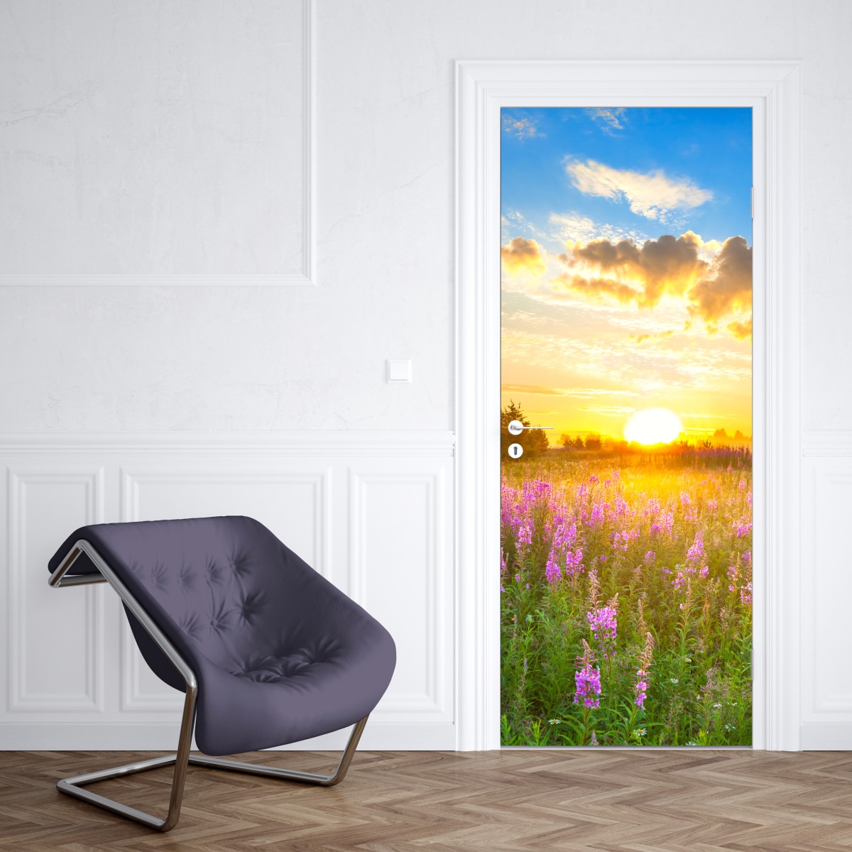 Naklejka na drzwi wschód słońca nad łąką pełną fioletowych kwiatów – Wallissimo® Naklejka na drzwi wschód słońca nad łąką pełną fioletowych kwiatów – Wallissimo®