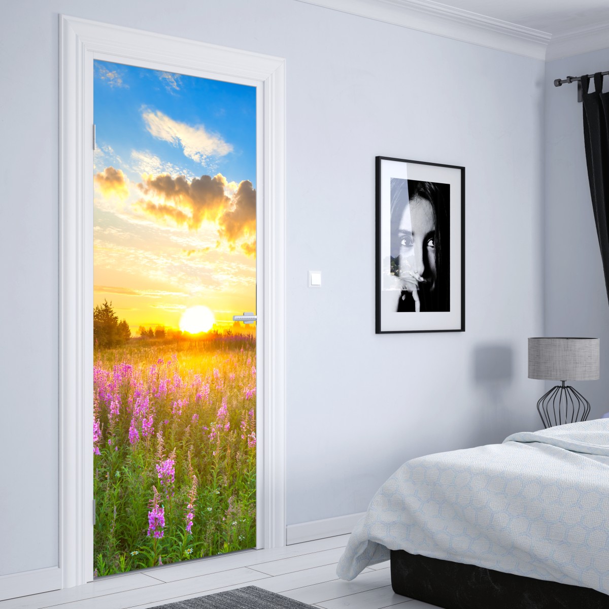 Naklejka na drzwi wschód słońca nad łąką pełną fioletowych kwiatów – Wallissimo® Naklejka na drzwi wschód słońca nad łąką pełną fioletowych kwiatów – Wallissimo®