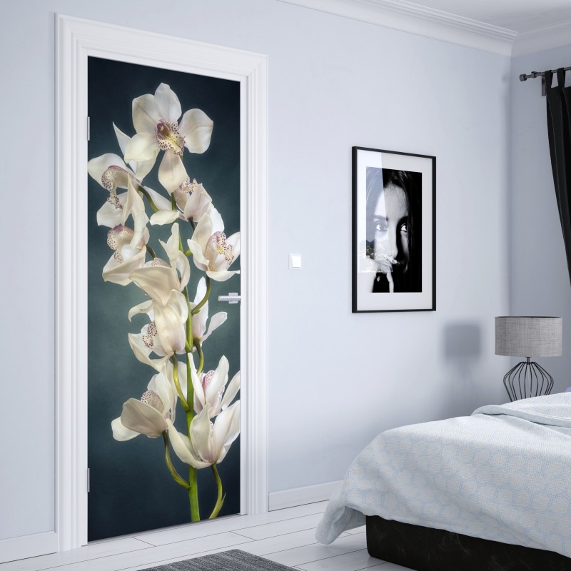 Naklejka na drzwi delikatne białe storczyki na stonowanym tle – Wallissimo® Naklejka na drzwi delikatne białe storczyki na stonowanym tle – Wallissimo®