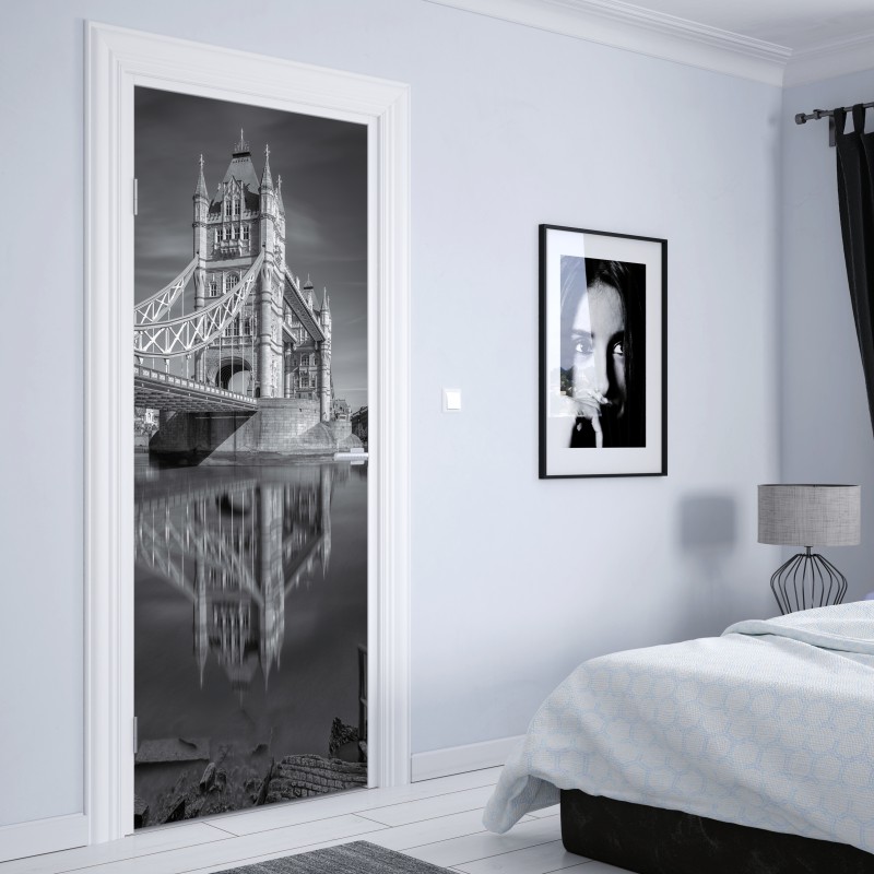 Naklejka na drzwi Tower Bridge odbicie w odcieniach szarości – Wallissimo® Naklejka na drzwi Tower Bridge odbicie w odcieniach szarości – Wallissimo®