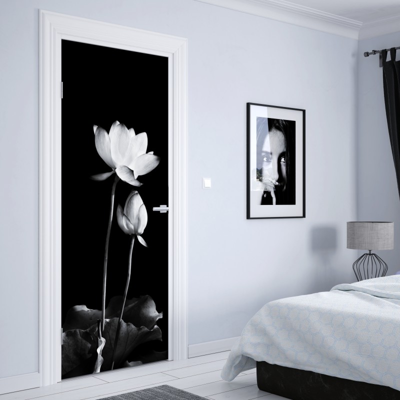 Naklejka na drzwi biały lotos w monochromie – Wallissimo® Naklejka na drzwi biały lotos w monochromie – Wallissimo®