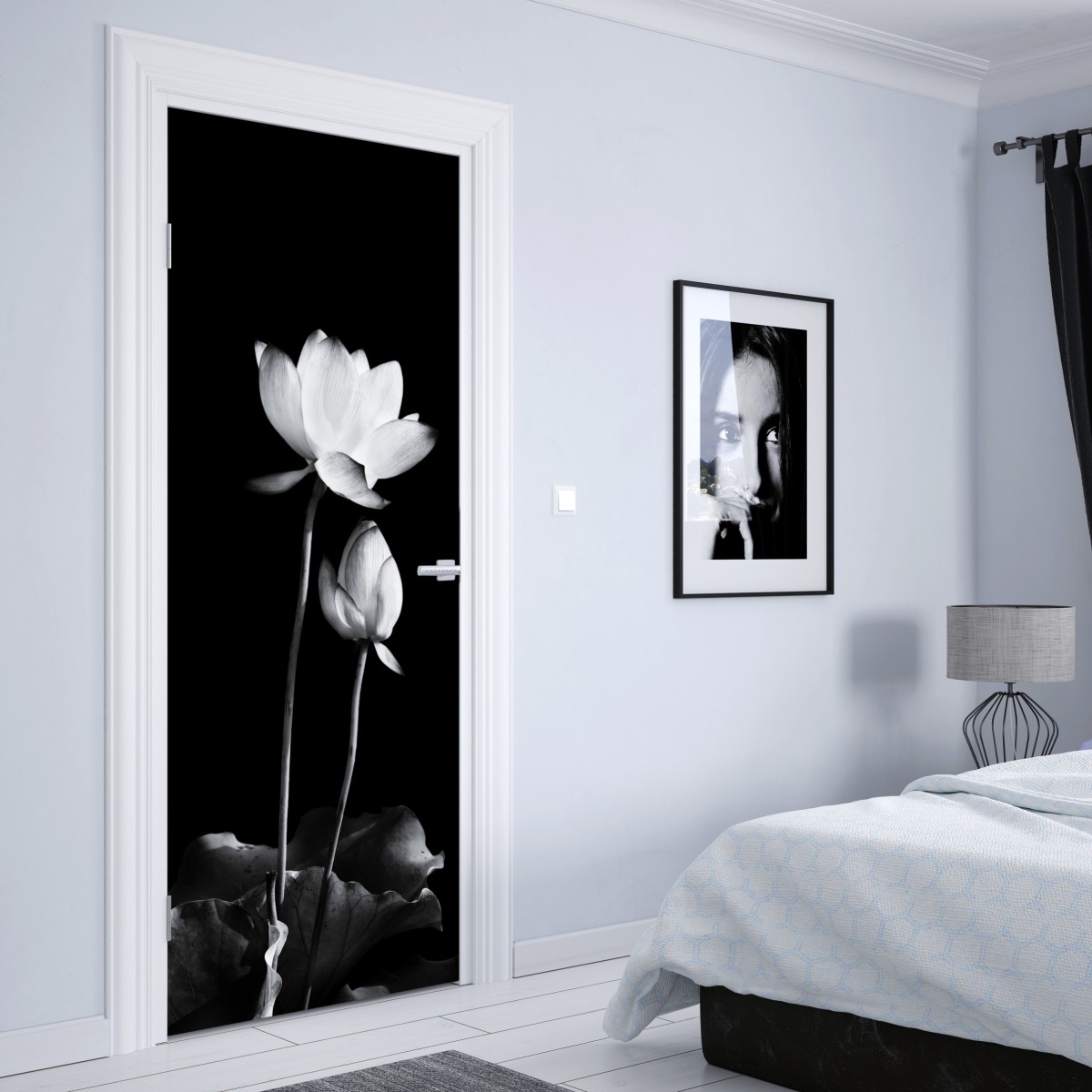 Naklejka na drzwi biały lotos w monochromie – Wallissimo® Naklejka na drzwi biały lotos w monochromie – Wallissimo®