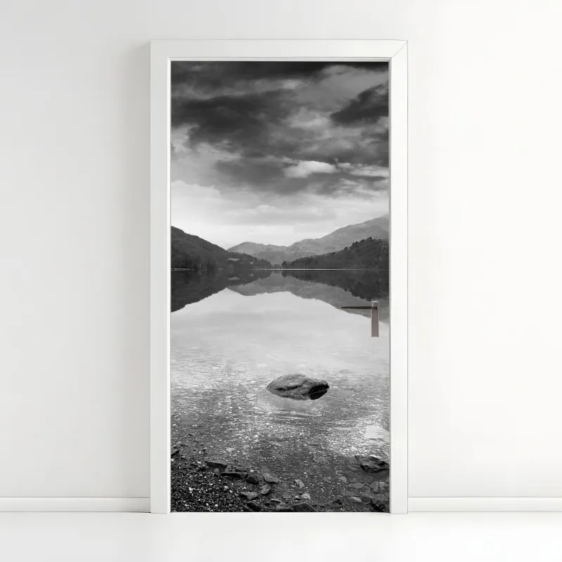 Naklejka na drzwi fioletowa latarnia nad skalistym wybrzeżem – Wallissimo®