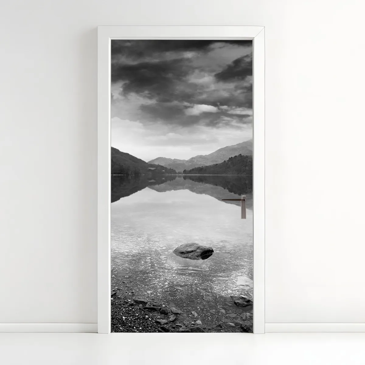 Naklejka na drzwi spokojne jezioro z górskim odbiciem – Wallissimo® Naklejka na drzwi spokojne jezioro z górskim odbiciem – Wallissimo®