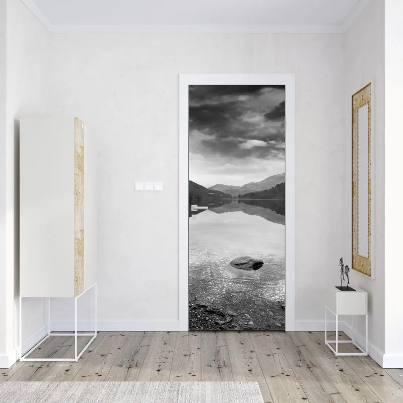 Naklejka na drzwi fioletowa latarnia nad skalistym wybrzeżem – Wallissimo®