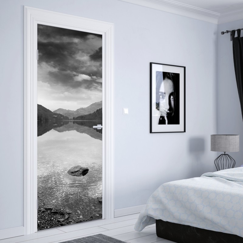 Naklejka na drzwi spokojne jezioro z górskim odbiciem – Wallissimo® Naklejka na drzwi spokojne jezioro z górskim odbiciem – Wallissimo®