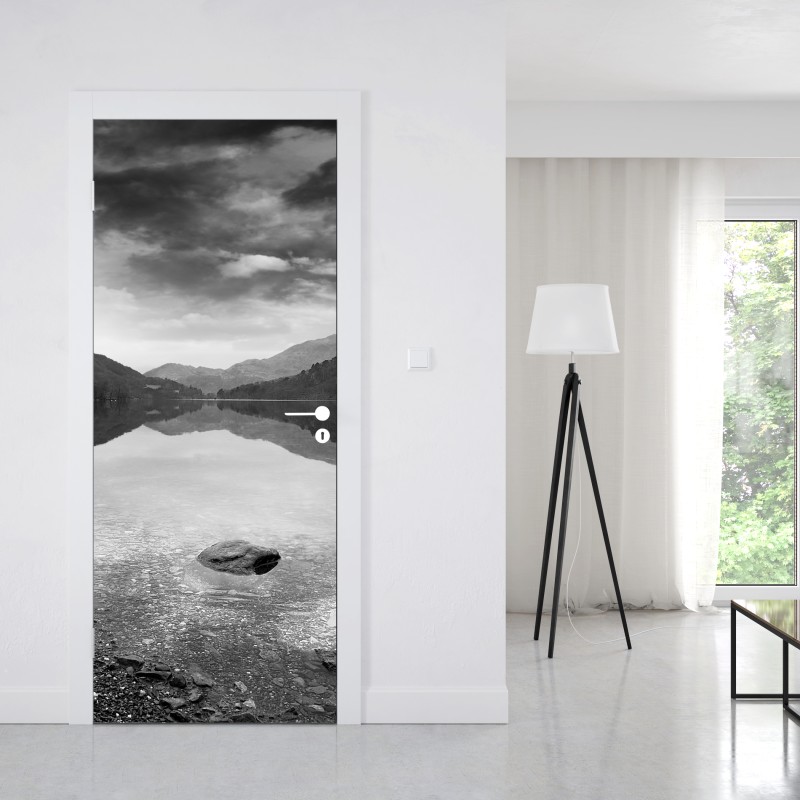 Naklejka na drzwi spokojne jezioro z górskim odbiciem – Wallissimo® Naklejka na drzwi spokojne jezioro z górskim odbiciem – Wallissimo®