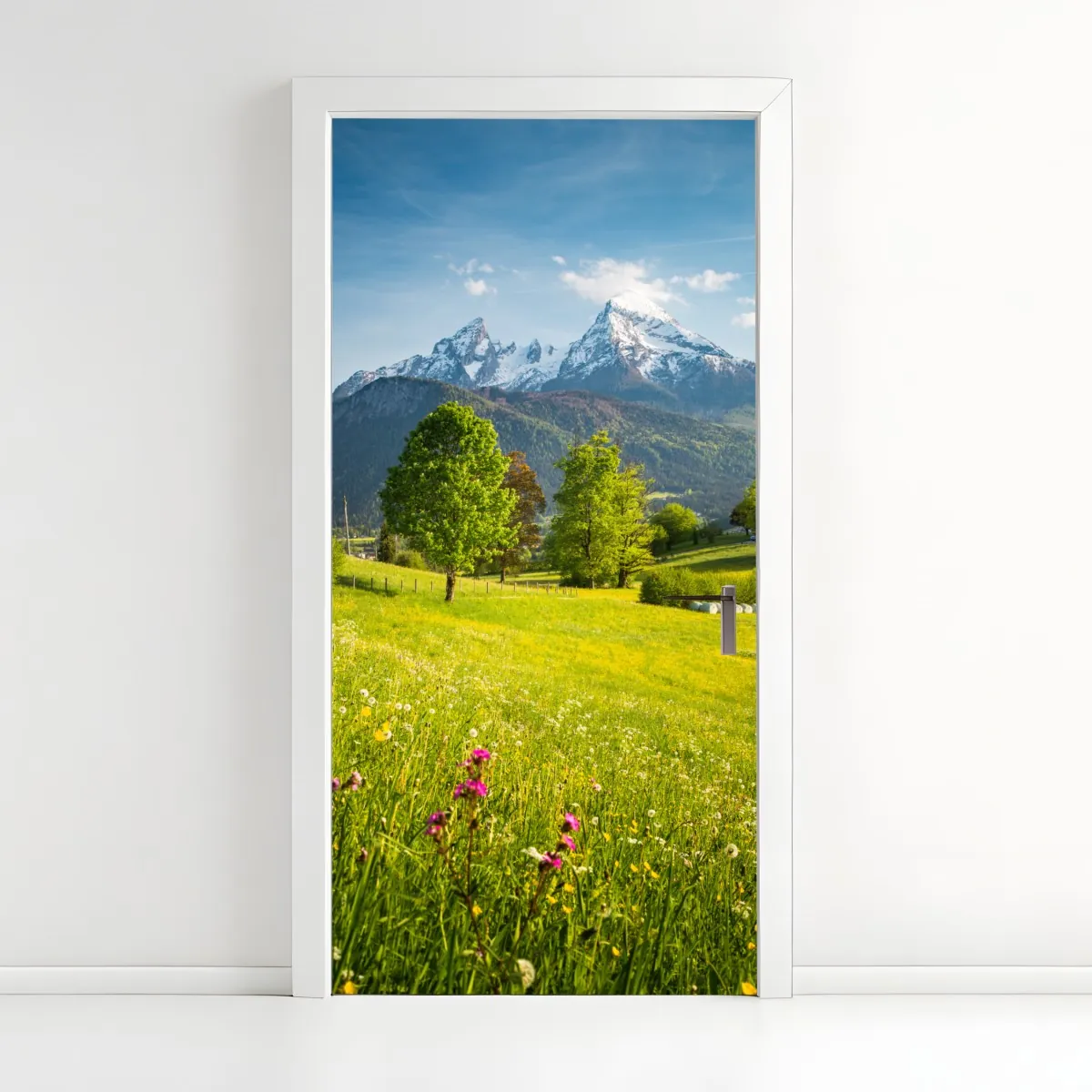 Naklejka na drzwi alpejska wiosenna łąka pod śnieżnymi szczytami – Wallissimo® Naklejka na drzwi alpejska wiosenna łąka pod śnieżnymi szczytami – Wallissimo®