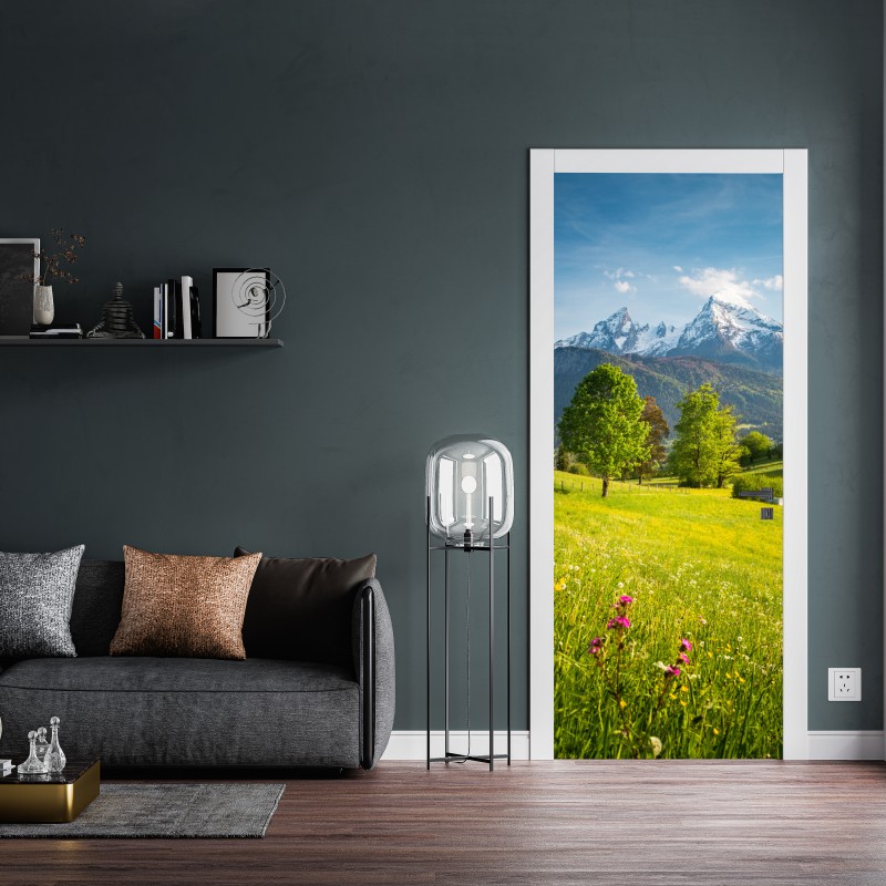 Naklejka na drzwi alpejska wiosenna łąka pod śnieżnymi szczytami – Wallissimo® Naklejka na drzwi alpejska wiosenna łąka pod śnieżnymi szczytami – Wallissimo®