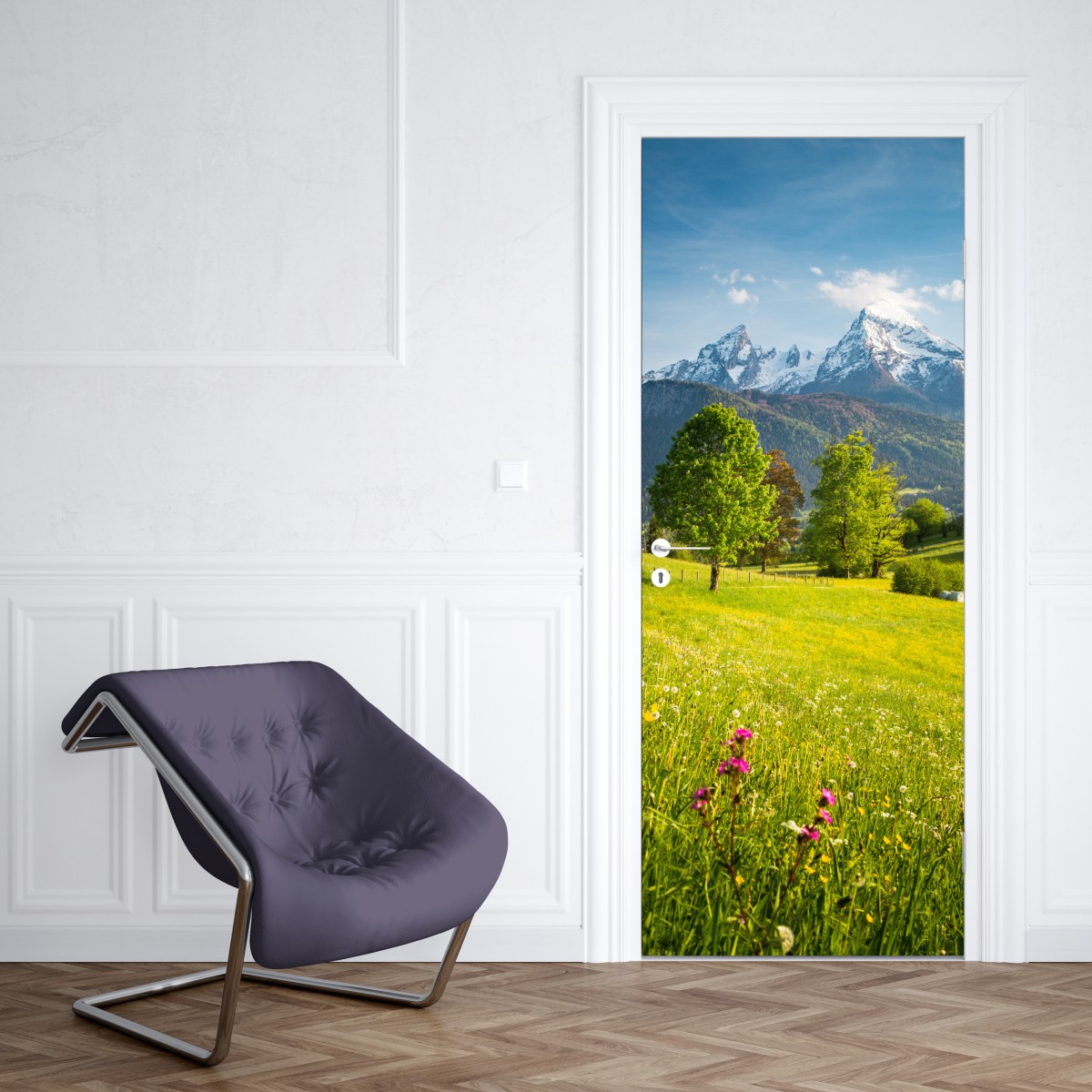 Naklejka na drzwi alpejska wiosenna łąka pod śnieżnymi szczytami – Wallissimo® Naklejka na drzwi alpejska wiosenna łąka pod śnieżnymi szczytami – Wallissimo®