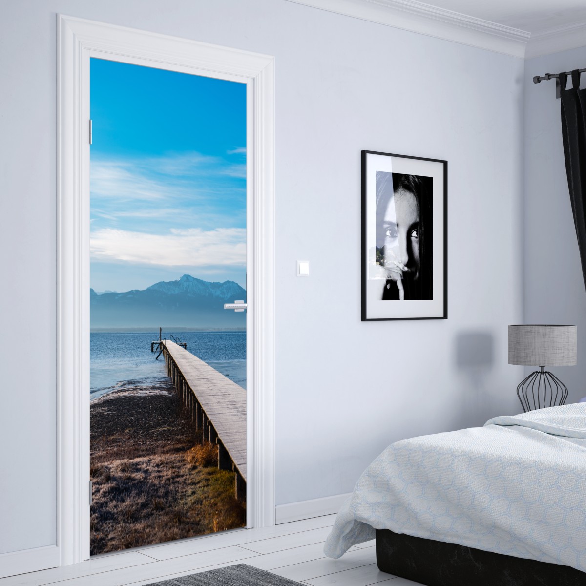 Naklejka na drzwi mglisty pomost nad jeziorem o świcie – Wallissimo® Naklejka na drzwi mglisty pomost nad jeziorem o świcie – Wallissimo®