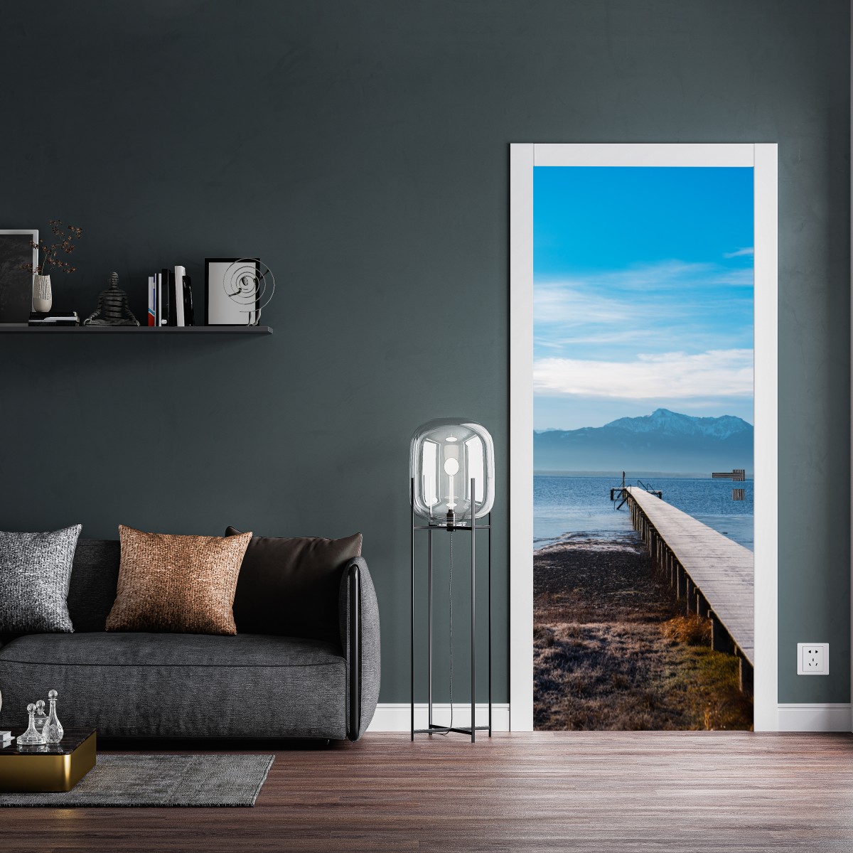 Naklejka na drzwi mglisty pomost nad jeziorem o świcie – Wallissimo® Naklejka na drzwi mglisty pomost nad jeziorem o świcie – Wallissimo®