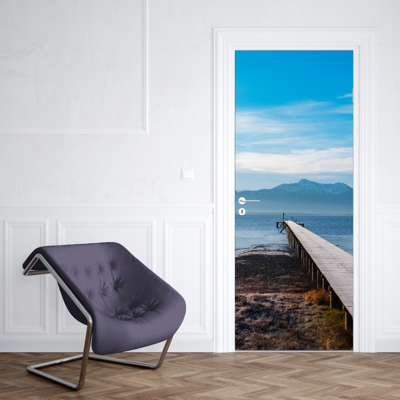 Naklejka na drzwi mglisty pomost nad jeziorem o świcie – Wallissimo® Naklejka na drzwi mglisty pomost nad jeziorem o świcie – Wallissimo®