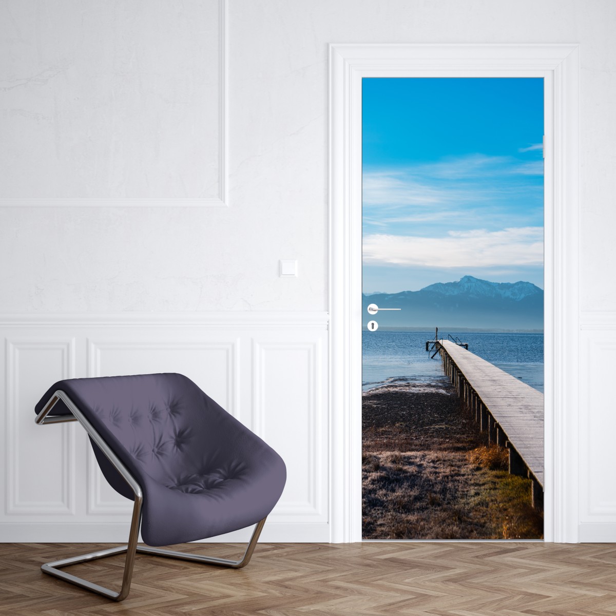 Naklejka na drzwi mglisty pomost nad jeziorem o świcie – Wallissimo® Naklejka na drzwi mglisty pomost nad jeziorem o świcie – Wallissimo®