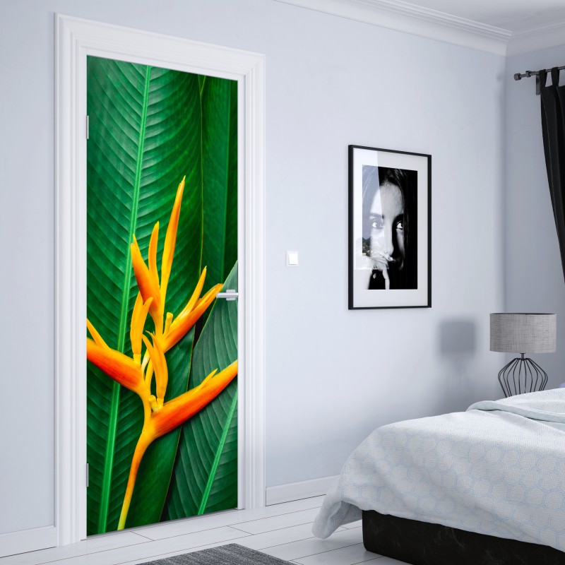 Naklejka na drzwi żywa heliconia na zielonych liściach – Wallissimo® Naklejka na drzwi żywa heliconia na zielonych liściach – Wallissimo®