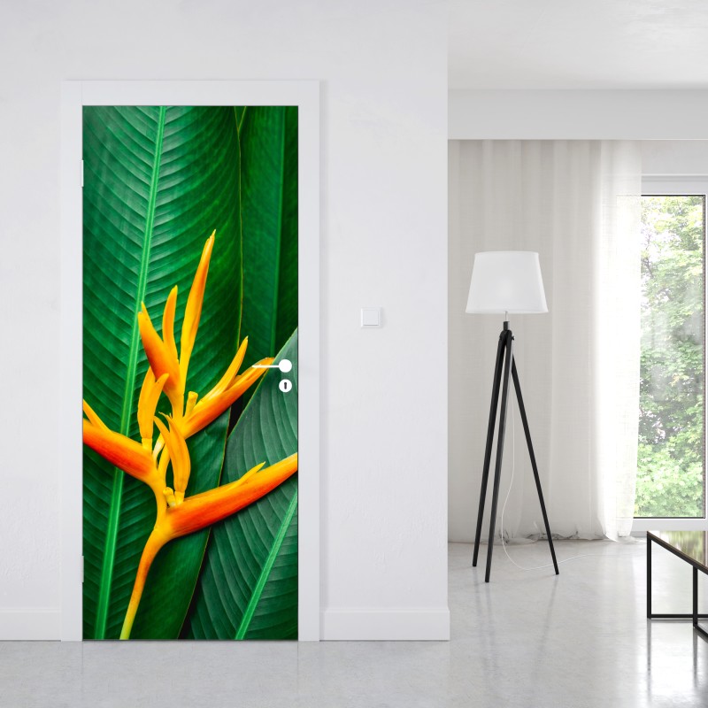 Naklejka na drzwi żywa heliconia na zielonych liściach – Wallissimo® Naklejka na drzwi żywa heliconia na zielonych liściach – Wallissimo®