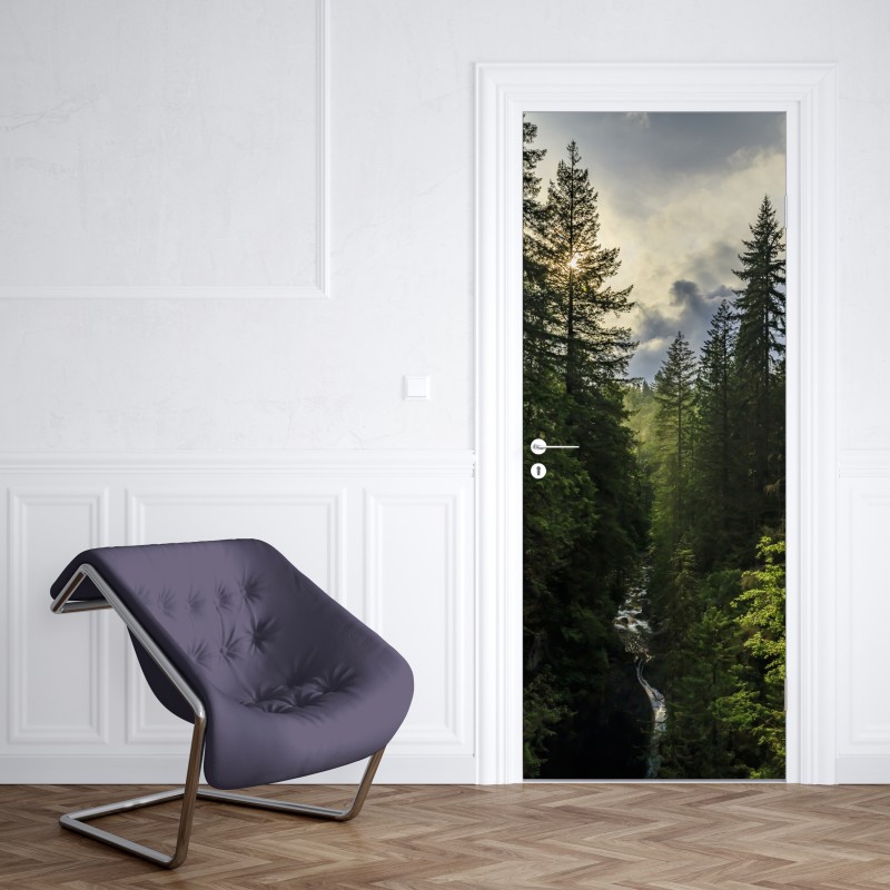 Naklejka na drzwi mglisty iglasty las z wodospadem – Wallissimo® Naklejka na drzwi mglisty iglasty las z wodospadem – Wallissimo®