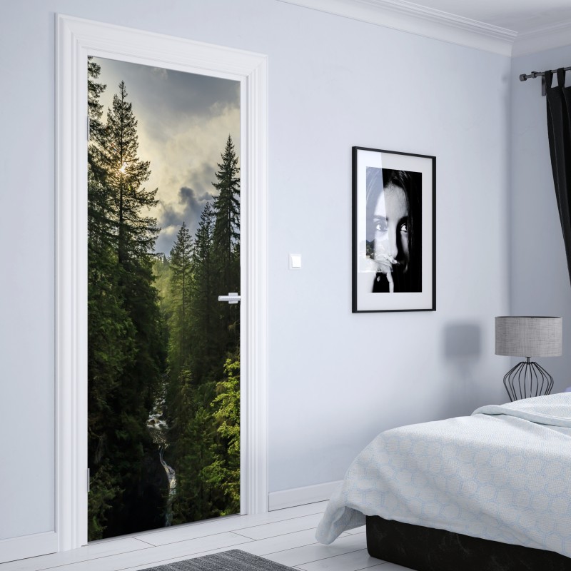 Naklejka na drzwi mglisty iglasty las z wodospadem – Wallissimo® Naklejka na drzwi mglisty iglasty las z wodospadem – Wallissimo®