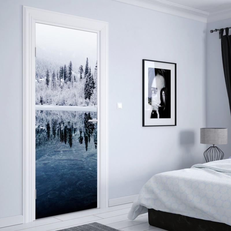 Naklejka na drzwi zimowe jezioro z odbiciem w śnieżnym lesie – Wallissimo® Naklejka na drzwi zimowe jezioro z odbiciem w śnieżnym lesie – Wallissimo®