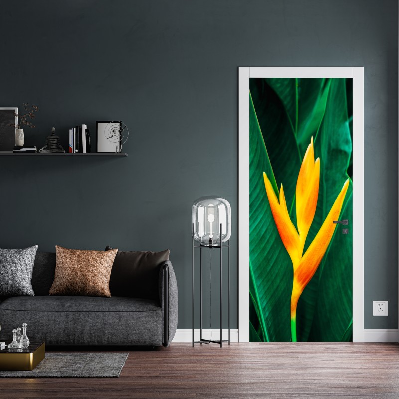 Naklejka na drzwi żywy tropikalny kwiat heliconia na tle zielonych liści – Wallissimo® Naklejka na drzwi żywy tropikalny kwiat heliconia na tle zielonych liści – Wallissimo®