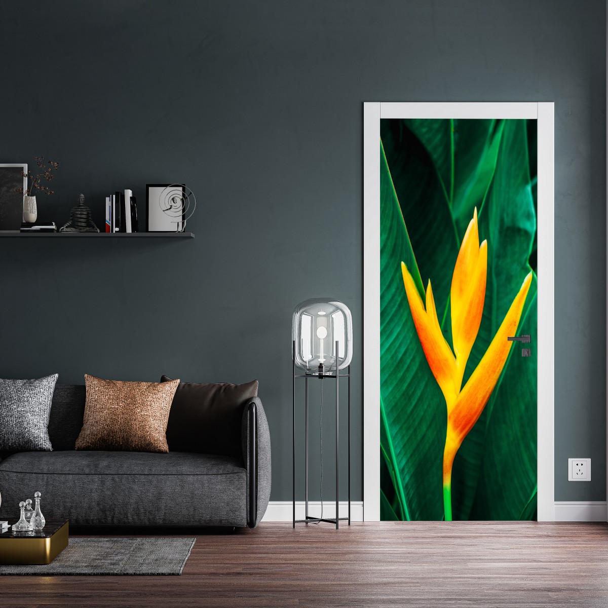 Naklejka na drzwi żywy tropikalny kwiat heliconia na tle zielonych liści – Wallissimo® Naklejka na drzwi żywy tropikalny kwiat heliconia na tle zielonych liści – Wallissimo®