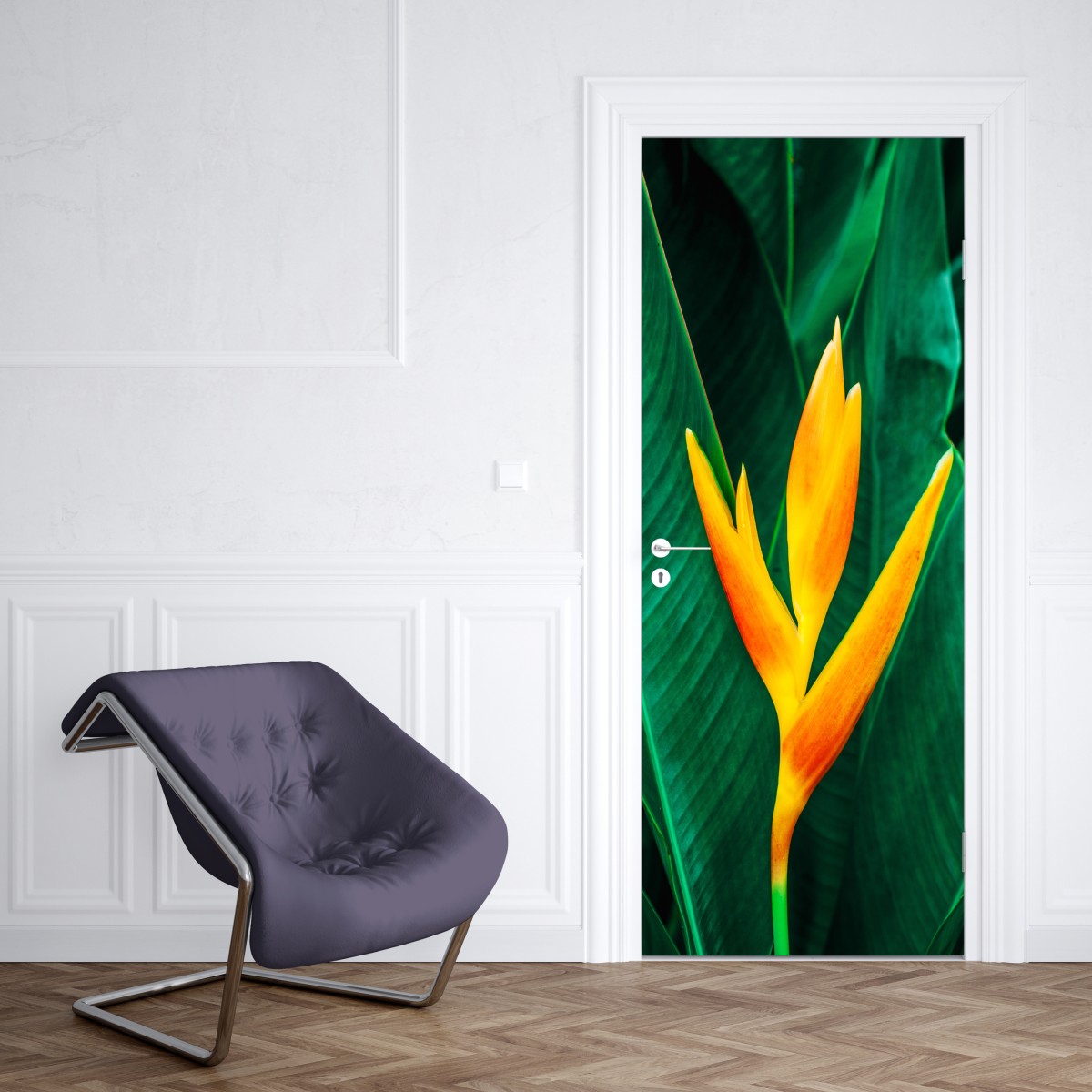 Naklejka na drzwi żywy tropikalny kwiat heliconia na tle zielonych liści – Wallissimo® Naklejka na drzwi żywy tropikalny kwiat heliconia na tle zielonych liści – Wallissimo®