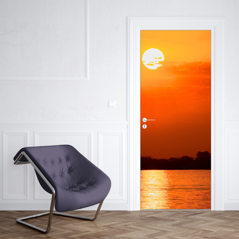 Naklejka na drzwi złoty zachód słońca nad spokojnym jeziorem – Wallissimo® Naklejka na drzwi złoty zachód słońca nad spokojnym jeziorem – Wallissimo®