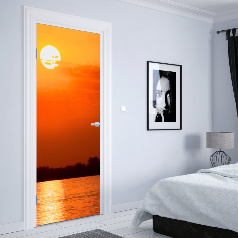 Naklejka na drzwi złoty zachód słońca nad spokojnym jeziorem – Wallissimo® Naklejka na drzwi złoty zachód słońca nad spokojnym jeziorem – Wallissimo®