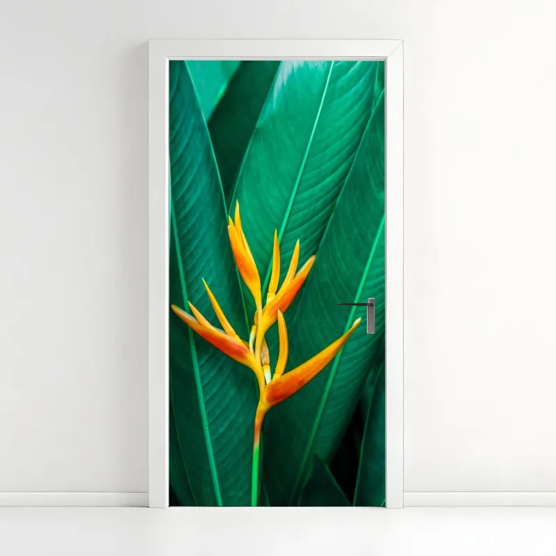 Naklejka na drzwi intensywny tropikalny ptak rajski na zielonych liściach