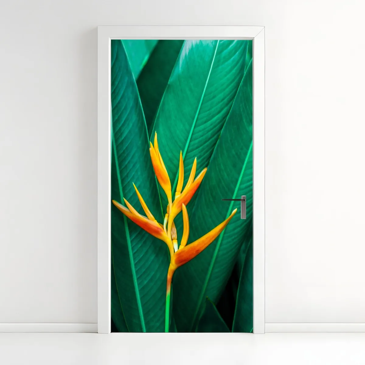 Naklejka na drzwi intensywny tropikalny ptak rajski na zielonych liściach – Wallissimo® Naklejka na drzwi intensywny tropikalny ptak rajski na zielonych liściach – Wallissimo®