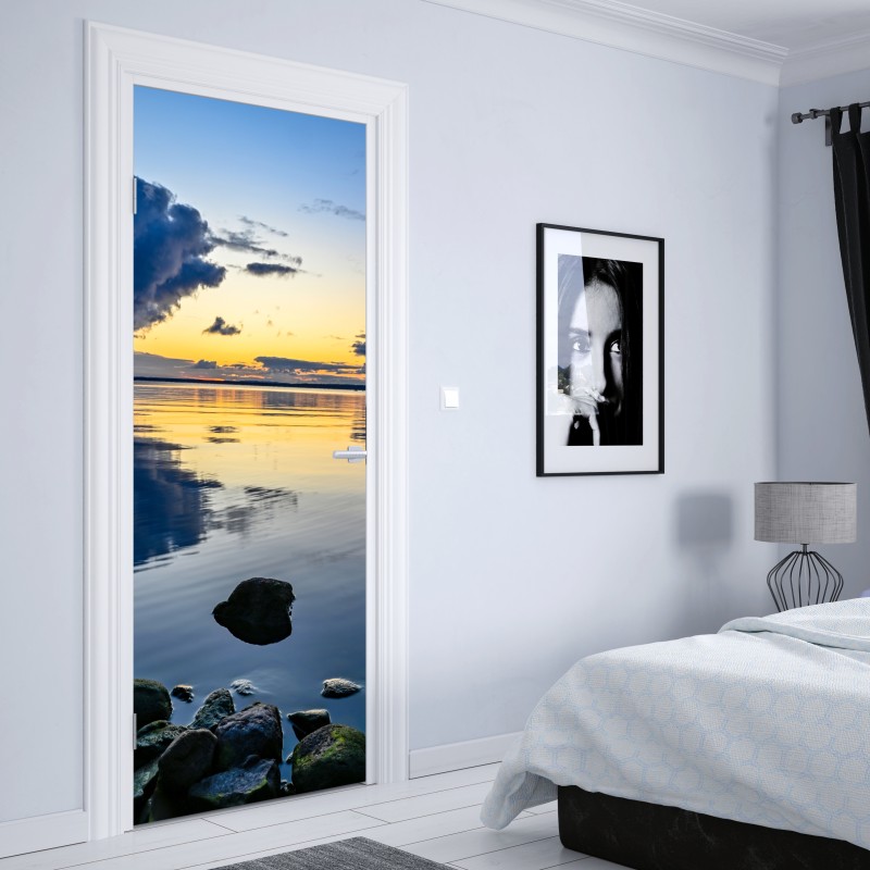 Naklejka na drzwi spokojne nadmorskie odbicie zachodu słońca – Wallissimo® Naklejka na drzwi spokojne nadmorskie odbicie zachodu słońca – Wallissimo®