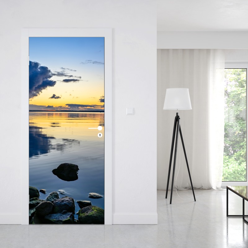 Naklejka na drzwi spokojne nadmorskie odbicie zachodu słońca – Wallissimo® Naklejka na drzwi spokojne nadmorskie odbicie zachodu słońca – Wallissimo®
