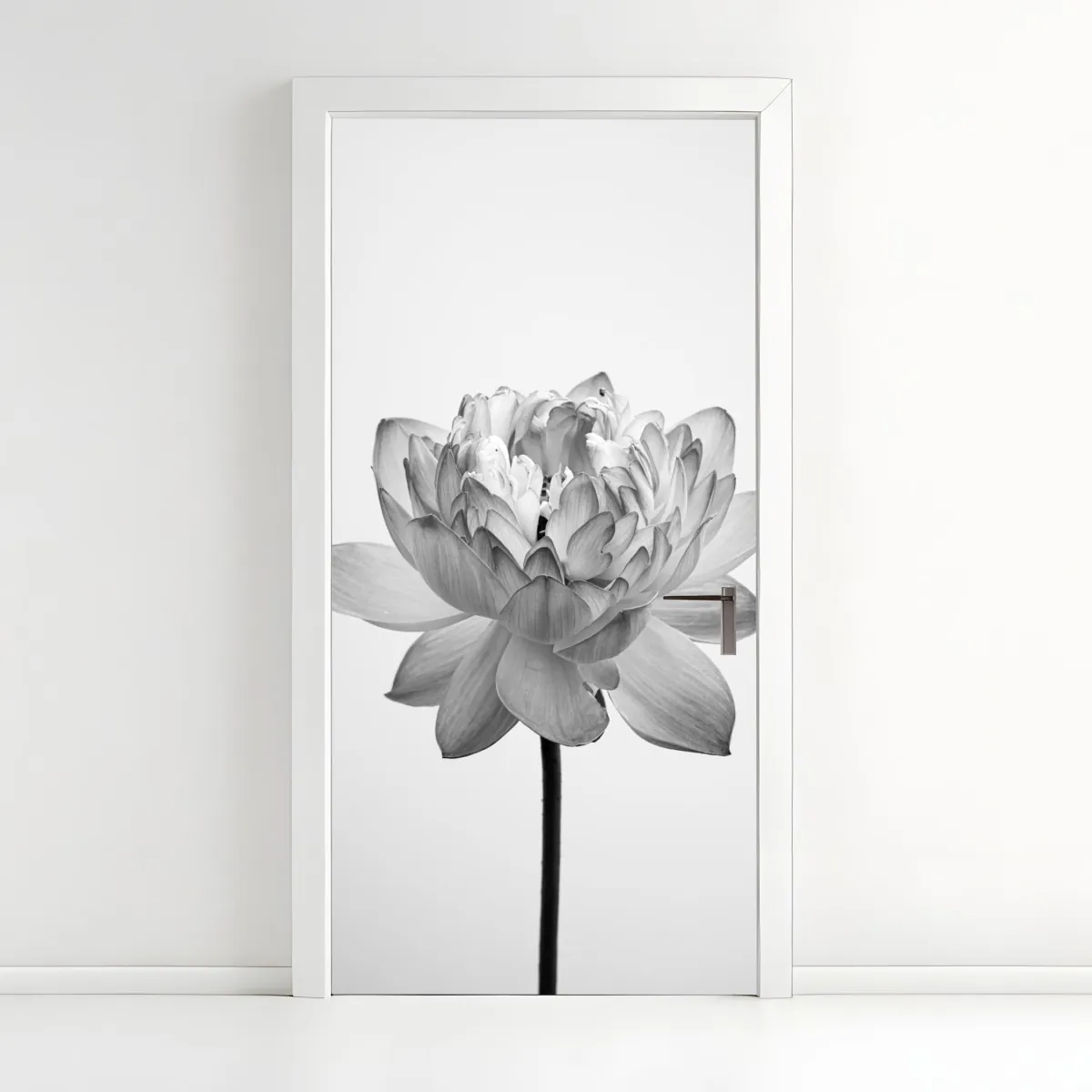 Naklejka na drzwi spokojny lotos w odcieniach szarości – Wallissimo® Naklejka na drzwi spokojny lotos w odcieniach szarości – Wallissimo®