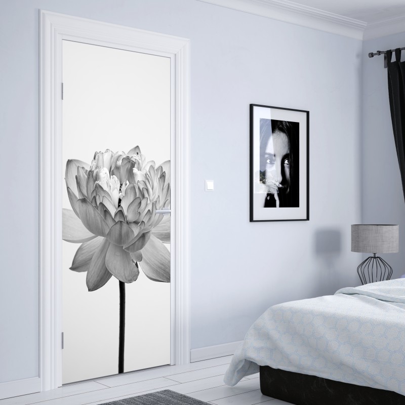 Naklejka na drzwi spokojny lotos w odcieniach szarości – Wallissimo® Naklejka na drzwi spokojny lotos w odcieniach szarości – Wallissimo®