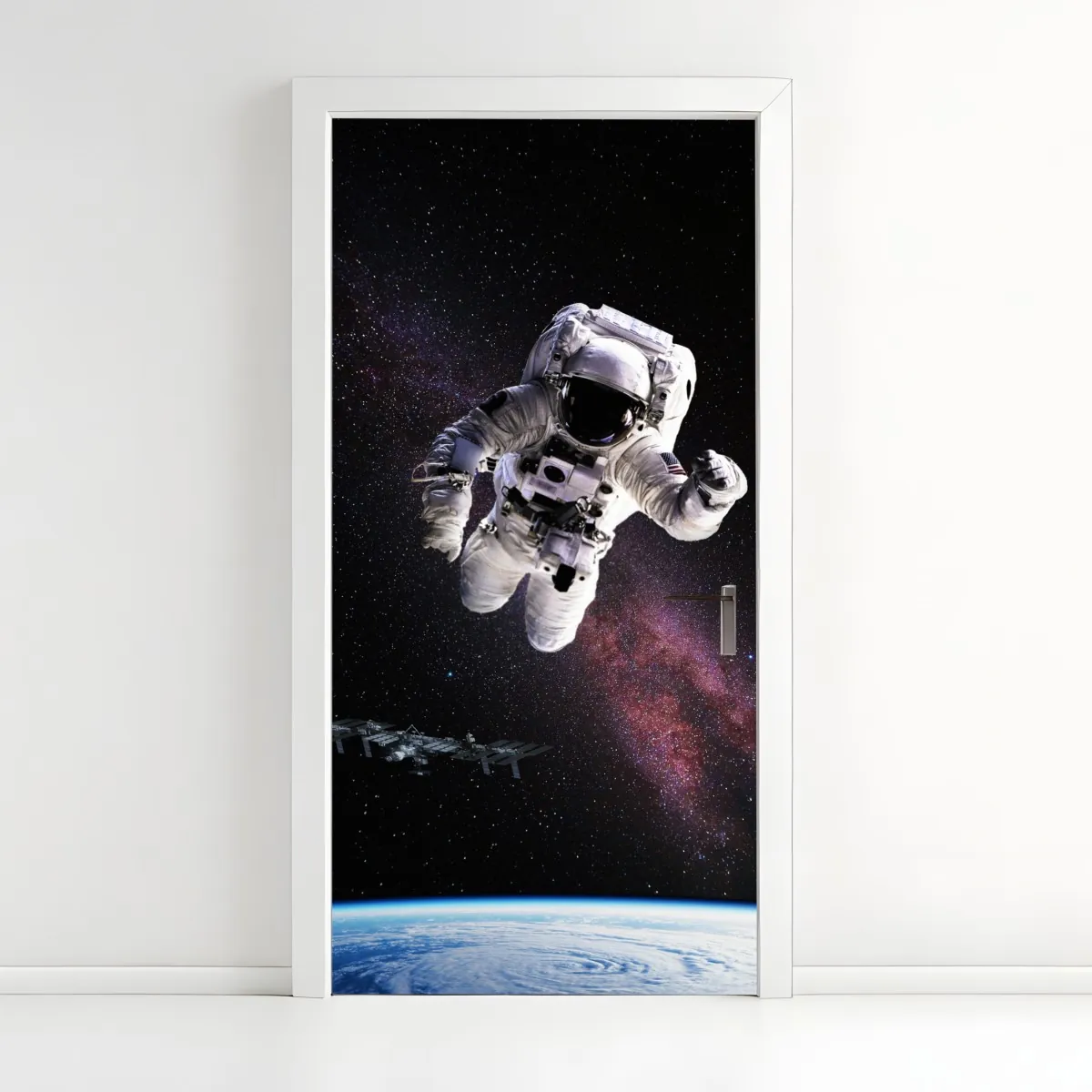 Naklejka na drzwi astronauta nad Ziemią i galaktyką – Wallissimo® Naklejka na drzwi astronauta nad Ziemią i galaktyką – Wallissimo®