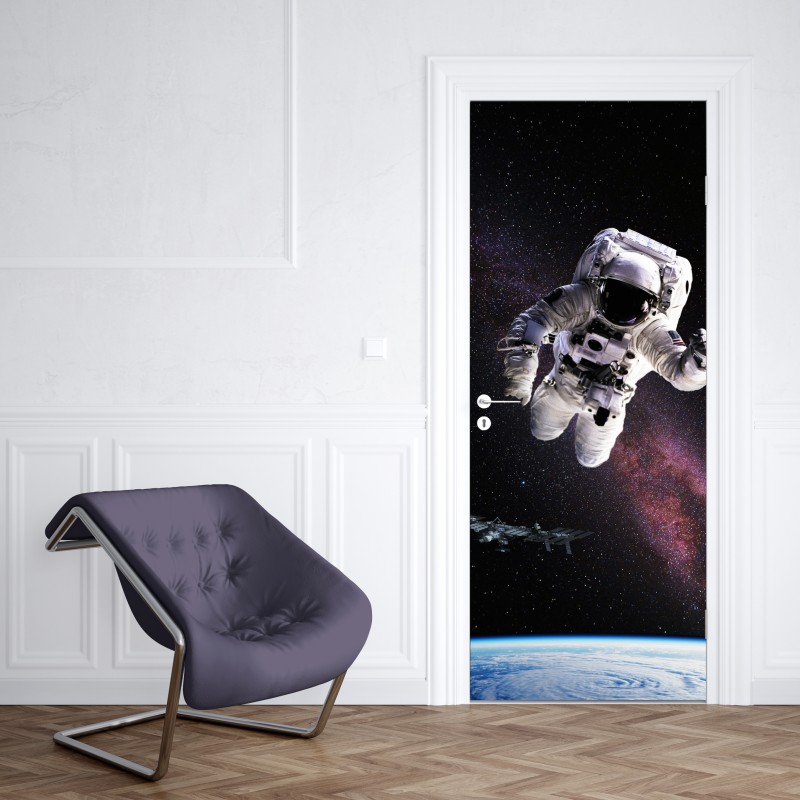 Naklejka na drzwi astronauta nad Ziemią i galaktyką – Wallissimo® Naklejka na drzwi astronauta nad Ziemią i galaktyką – Wallissimo®